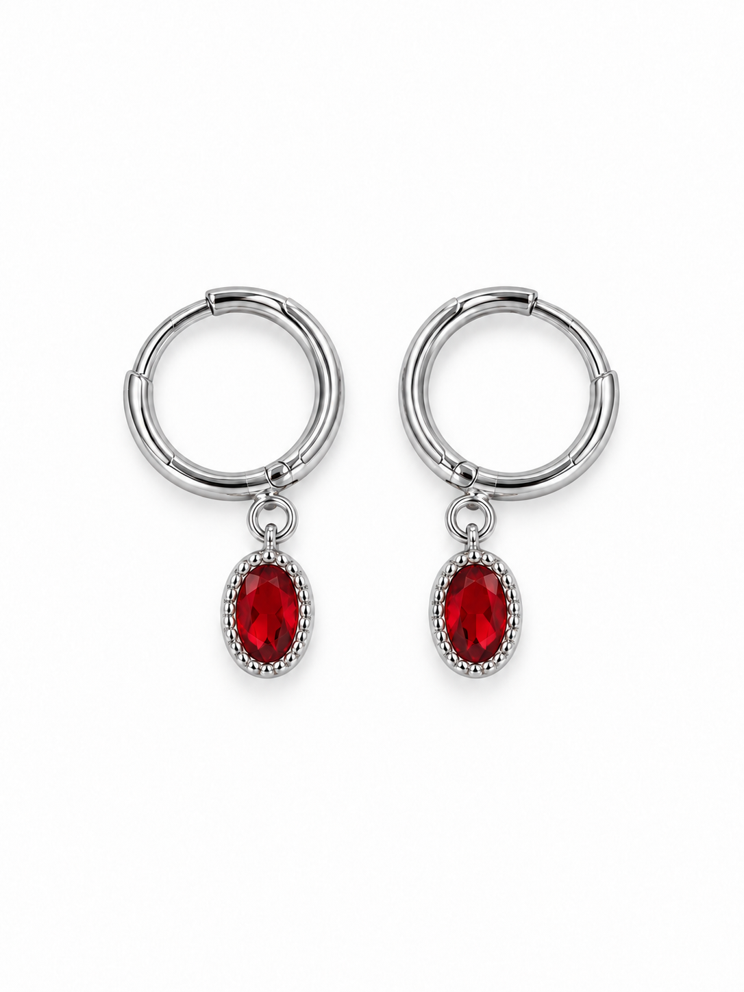 Argollas plateadas con dije rojo