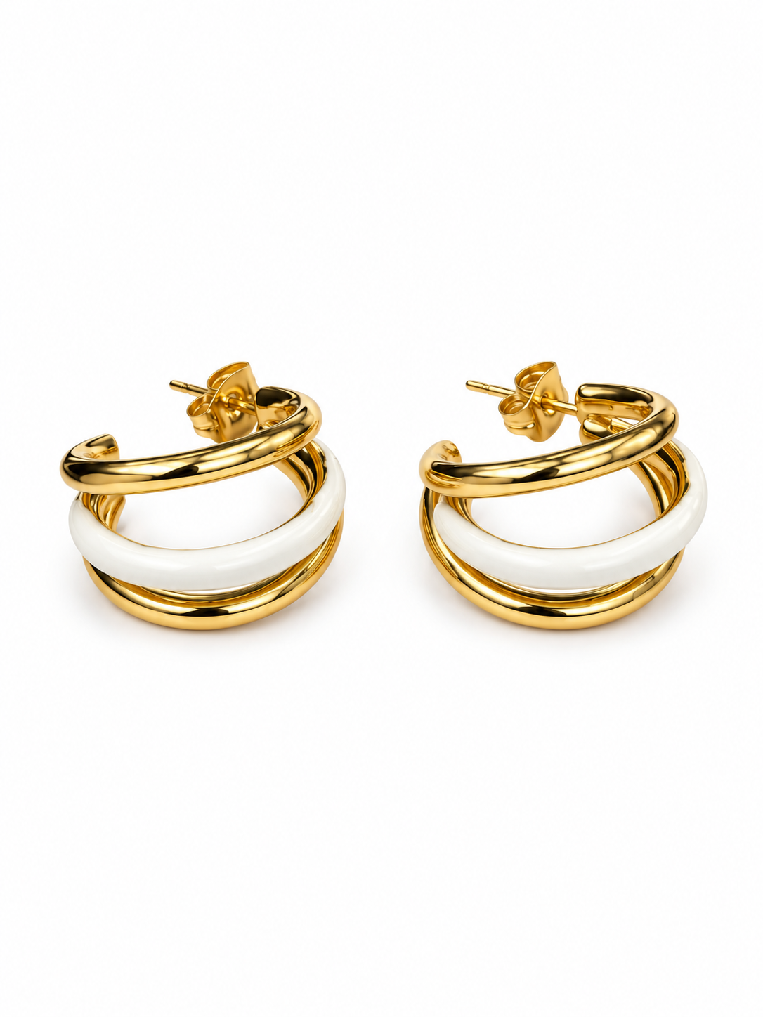 Aretes de argolla triple dorada con detalle blanco