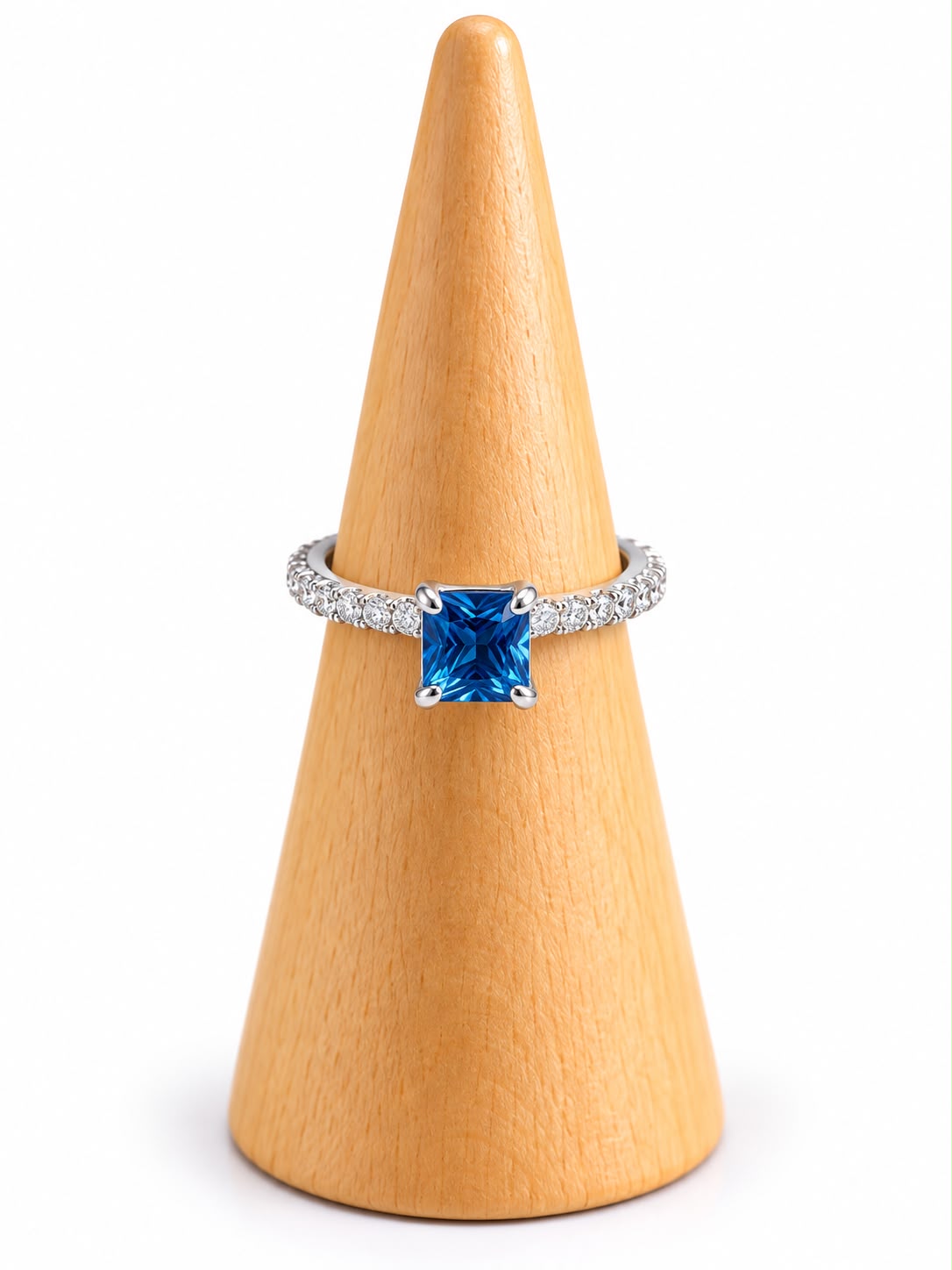 Anillo Azul Royal en plata 925 con circonia azul cuadrada y circonias transparentes en el aro