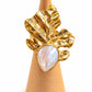 Anillo Coral de Perla dorado con diseño orgánico texturizado y madre perla central en gota