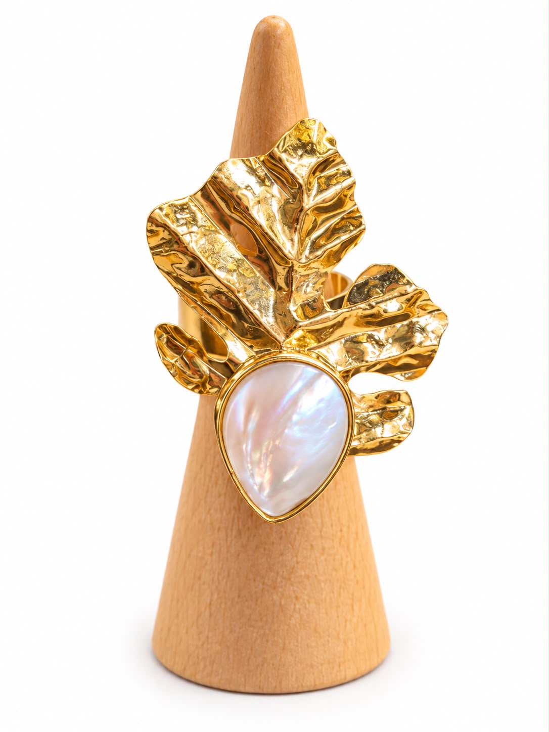 Anillo Coral de Perla dorado con diseño orgánico texturizado y madre perla central en gota