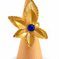 Anillo Flor Azul dorado texturizado con cristal azul intenso al centro
