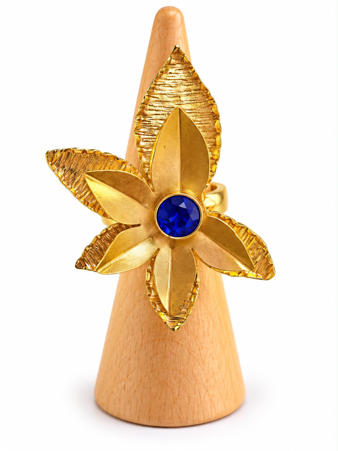 Anillo Flor Azul dorado texturizado con cristal azul intenso al centro