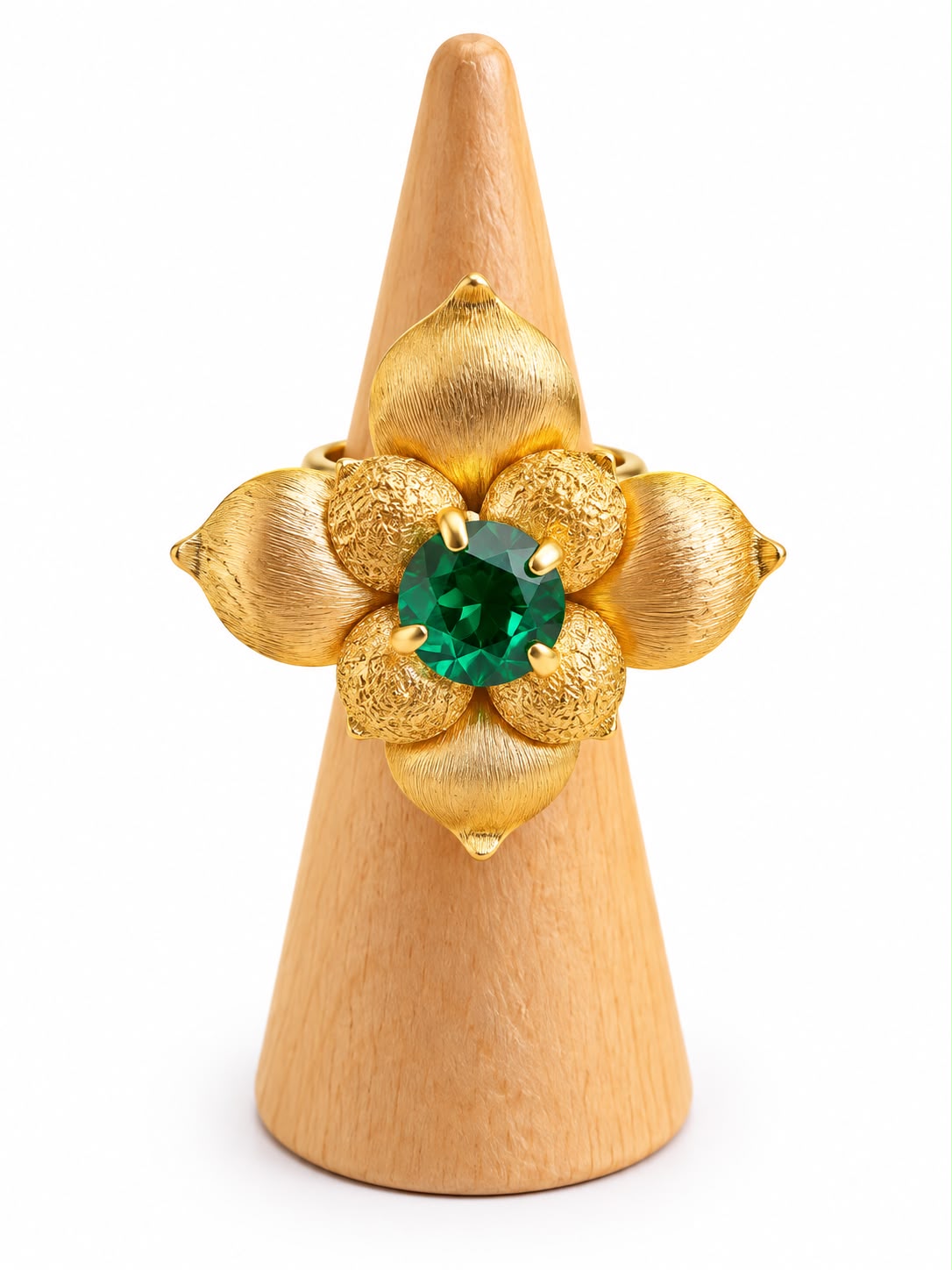 Anillo Flor Esmeralda dorado texturizado con cristal verde esmeralda al centro