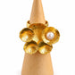 Anillo Flor de Perla dorado con pétalos texturizados y detalle de perla al centro