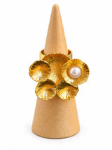 Anillo Flor de Perla dorado con pétalos texturizados y detalle de perla al centro