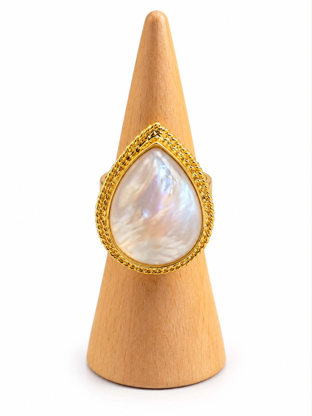 Anillo Gota Madre Perla dorado con madre perla nacarada en gota y marco trenzado dorado