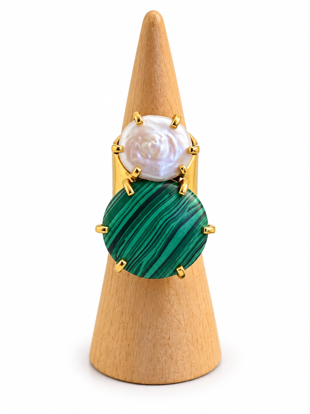 Anillo Malaquita y Perla dorado con piedra verde malaquita y perla en detalles dorados