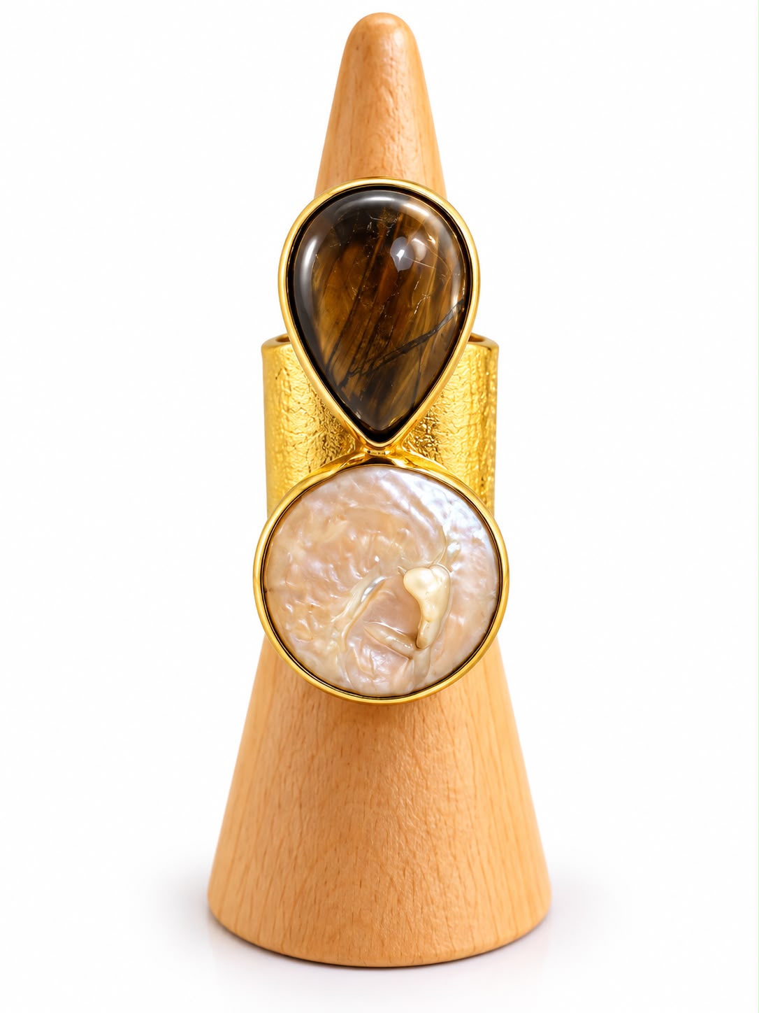 Anillo Tierra dorado con piedra ojo de tigre en gota y madre perla redonda