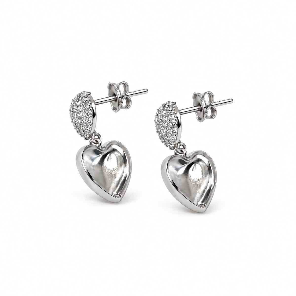 Aretes Doble Corazón Destello Plateado - Vista lateral mostrando detalle de circonias y corazón plateado