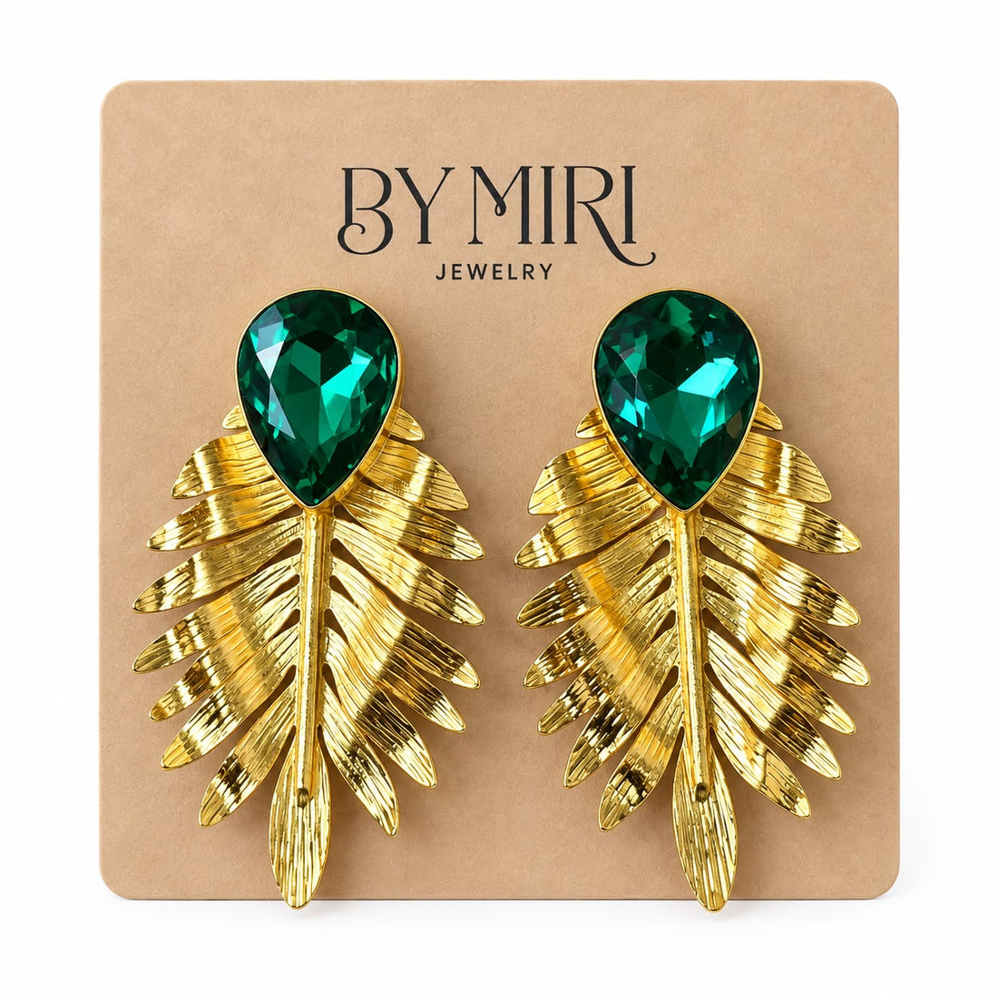 Aretes Esmeralda Tropical con cristal verde esmeralda y hojas doradas texturizadas
