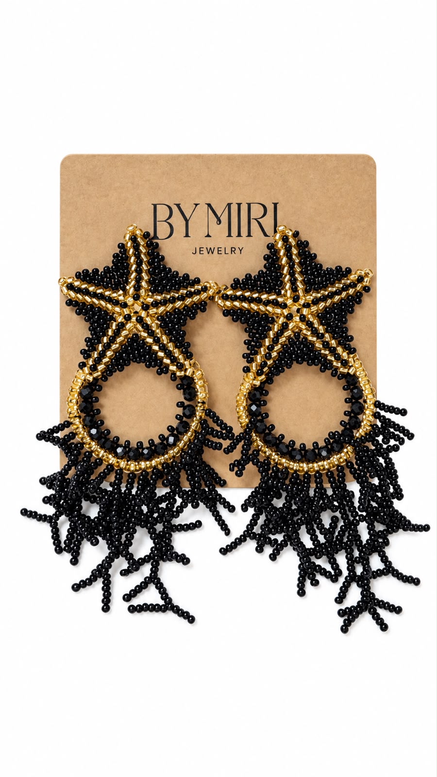 Aretes Estrella Noir - Aretes artesanales de cuentas negras y doradas con diseño de estrella, aro con cristales y flecos