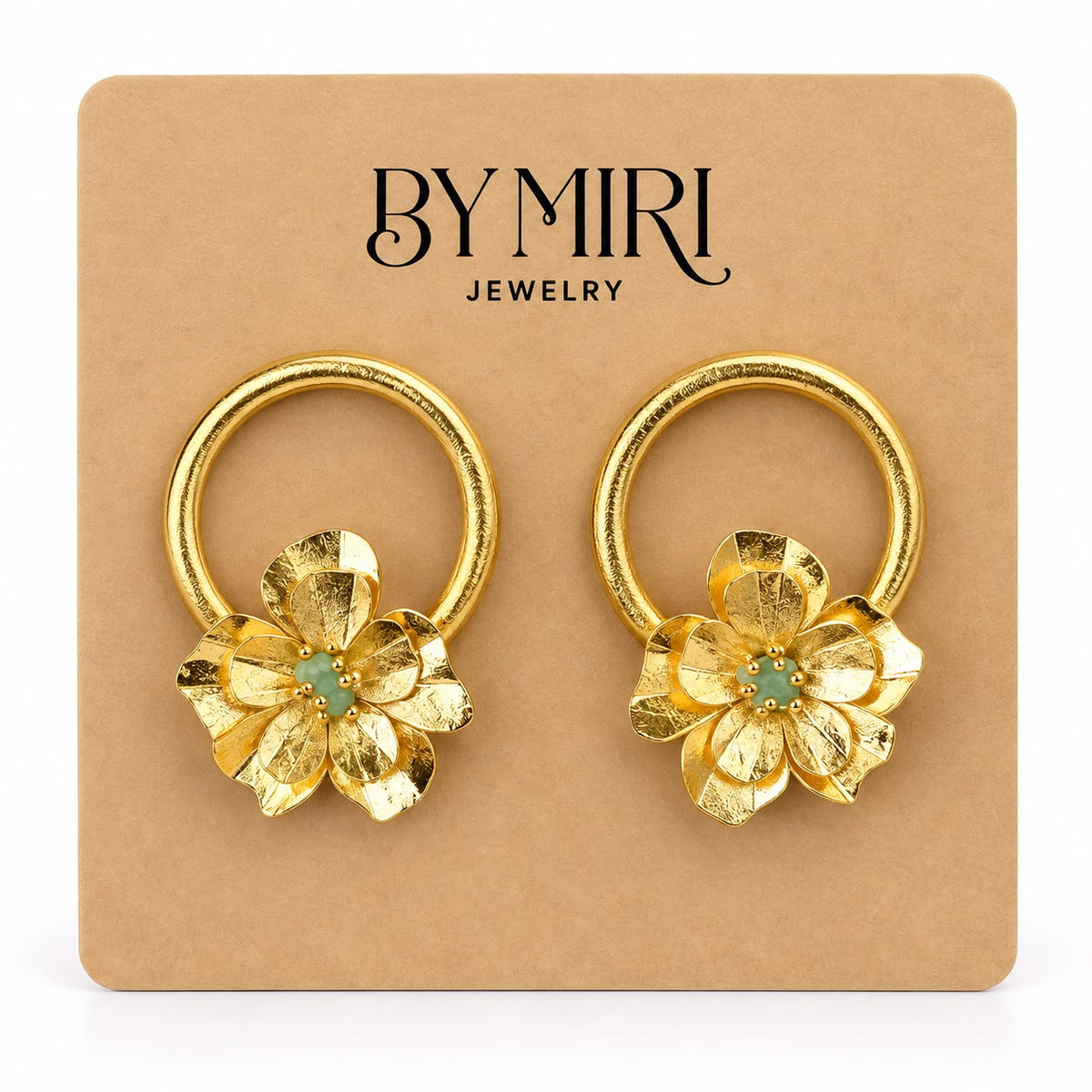 Aretes Flor Aro Dorado con aro texturizado y flor en relieve dorada