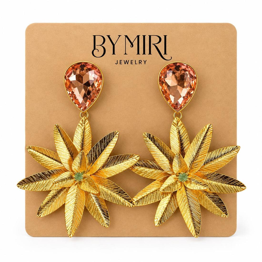 Aretes Flor Coral dorados con hojas texturizadas y cristal coral facetado en gota