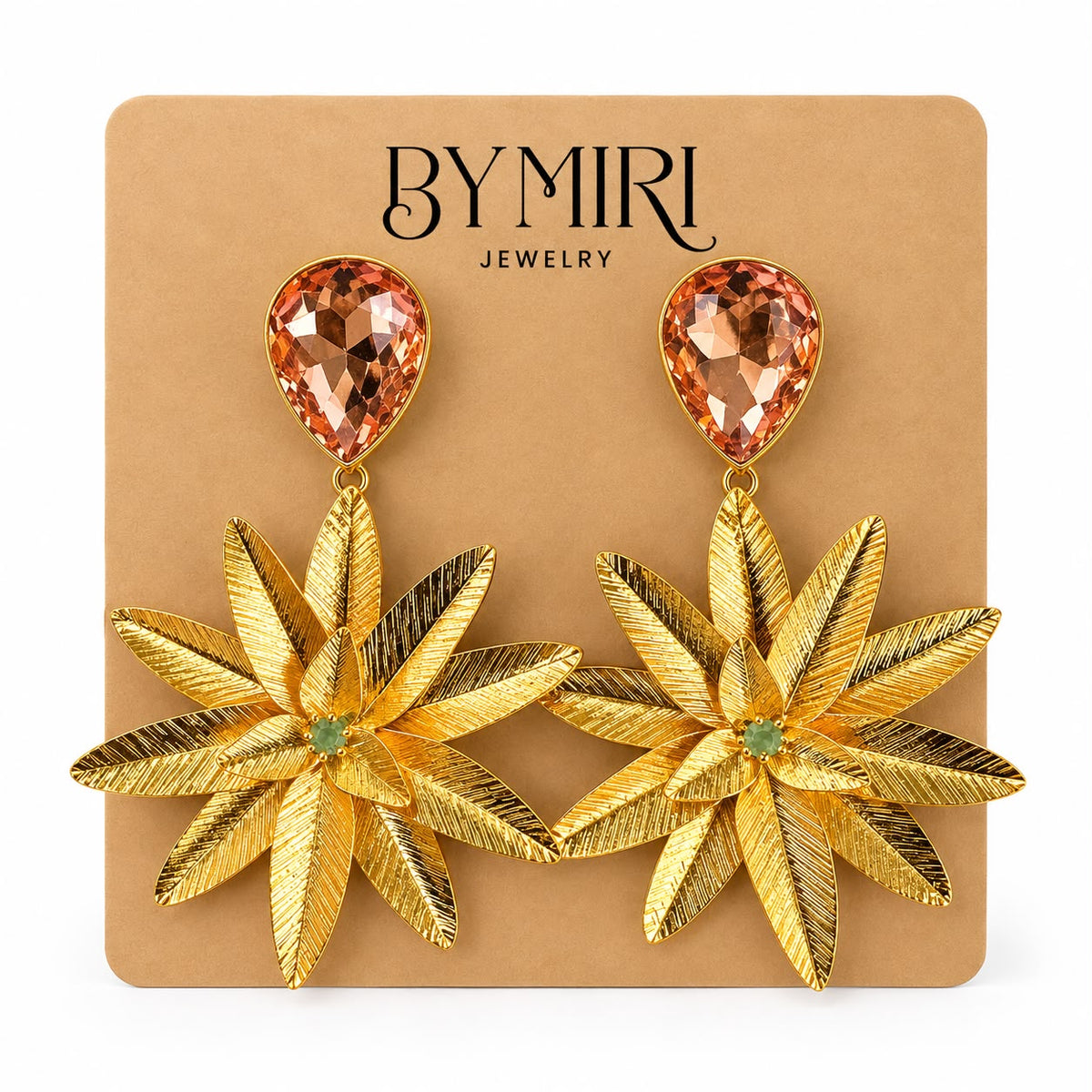Aretes Flor Coral dorados con hojas texturizadas y cristal coral facetado en gota