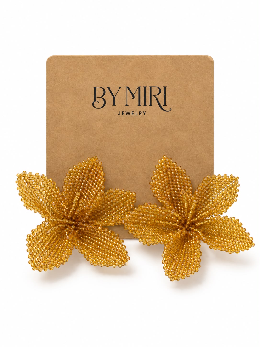 Aretes Flor Dorada - Aretes artesanales de cuentas doradas en forma de flor con volumen y movimiento