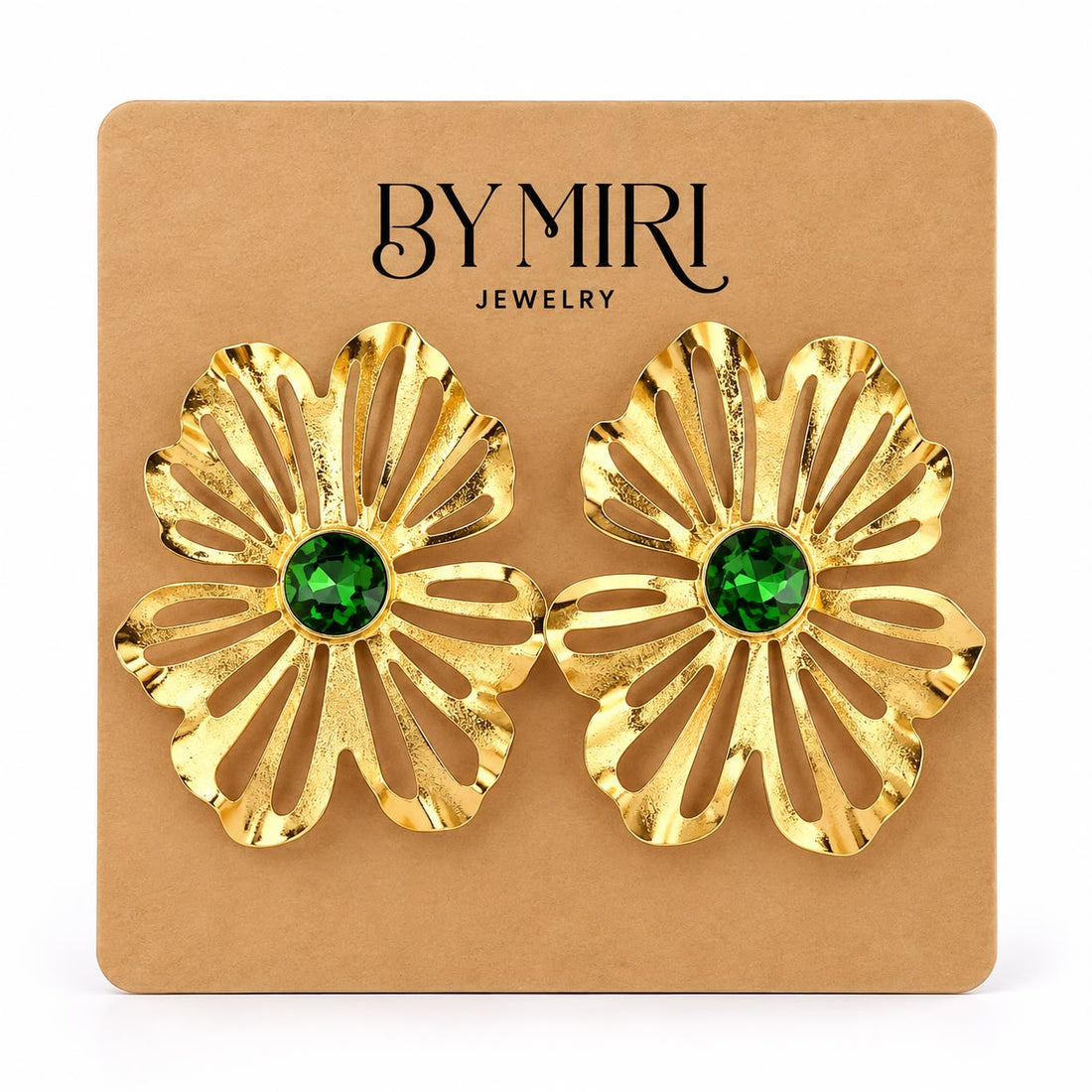 Aretes Flor Esmeralda dorada calada con cristal verde esmeralda en el centro