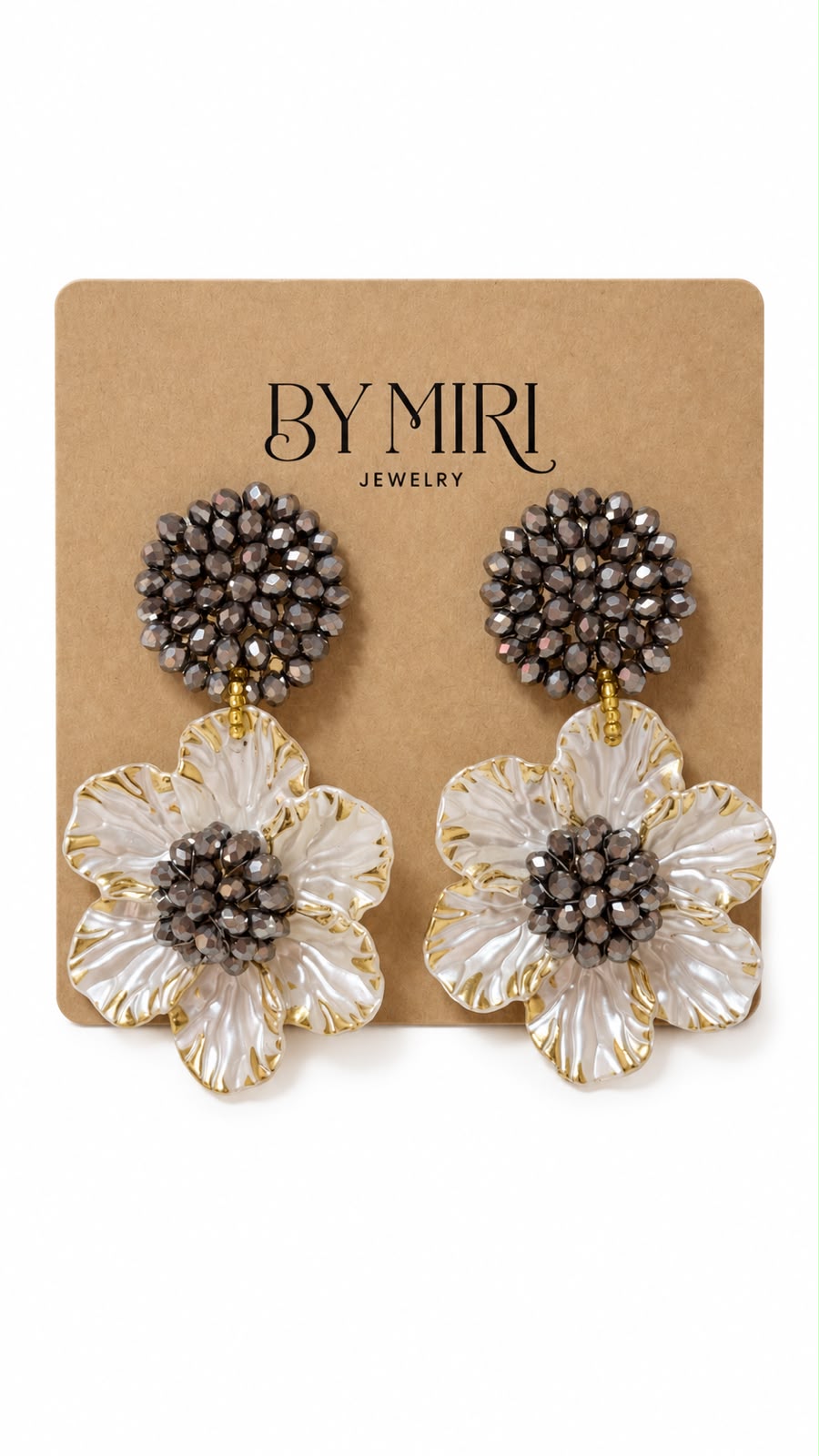 Aretes Flor Nácar Midnight - Aretes florales artesanales con pétalos nácar, cristales facetados humo y detalles dorados