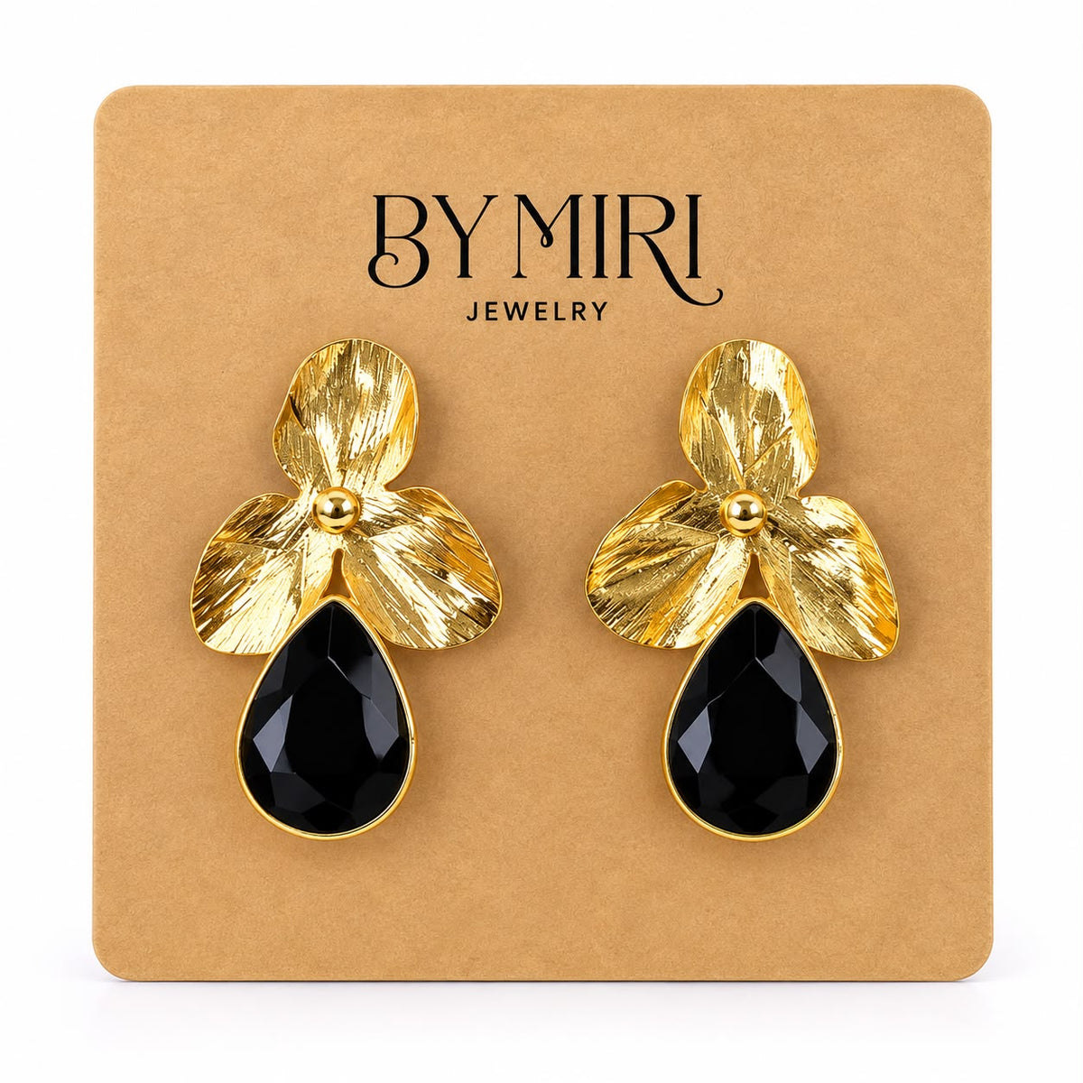 Aretes Flor Ónix dorados con diseño floral texturizado y cristal negro facetado en forma de gota