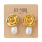 Aretes Flor Perla con flor dorada texturizada y perla barroca