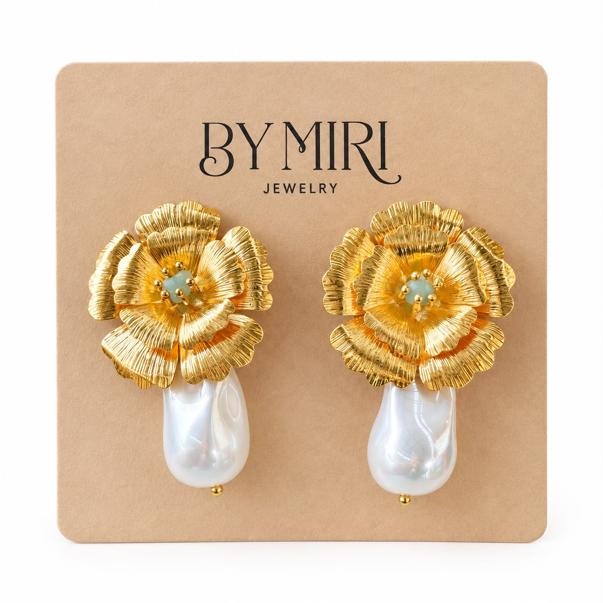 Aretes Flor Perla con flor dorada texturizada y perla barroca