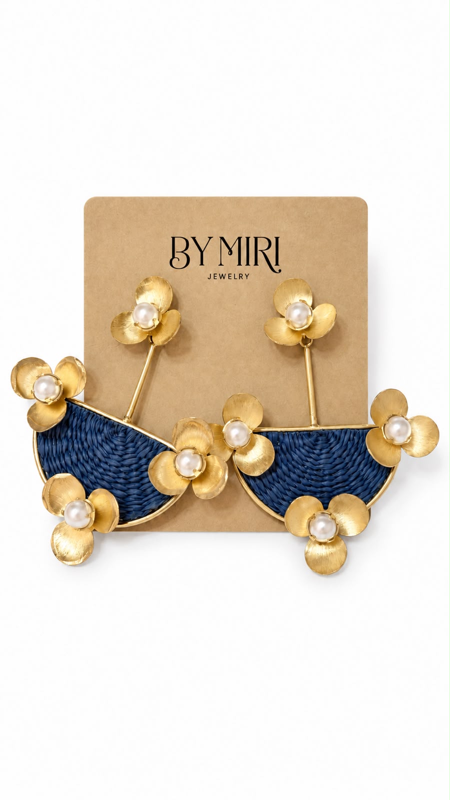 Aretes Jardín Azul - Aretes artesanales con tejido azul profundo, estructura dorada y flores con perla al centro