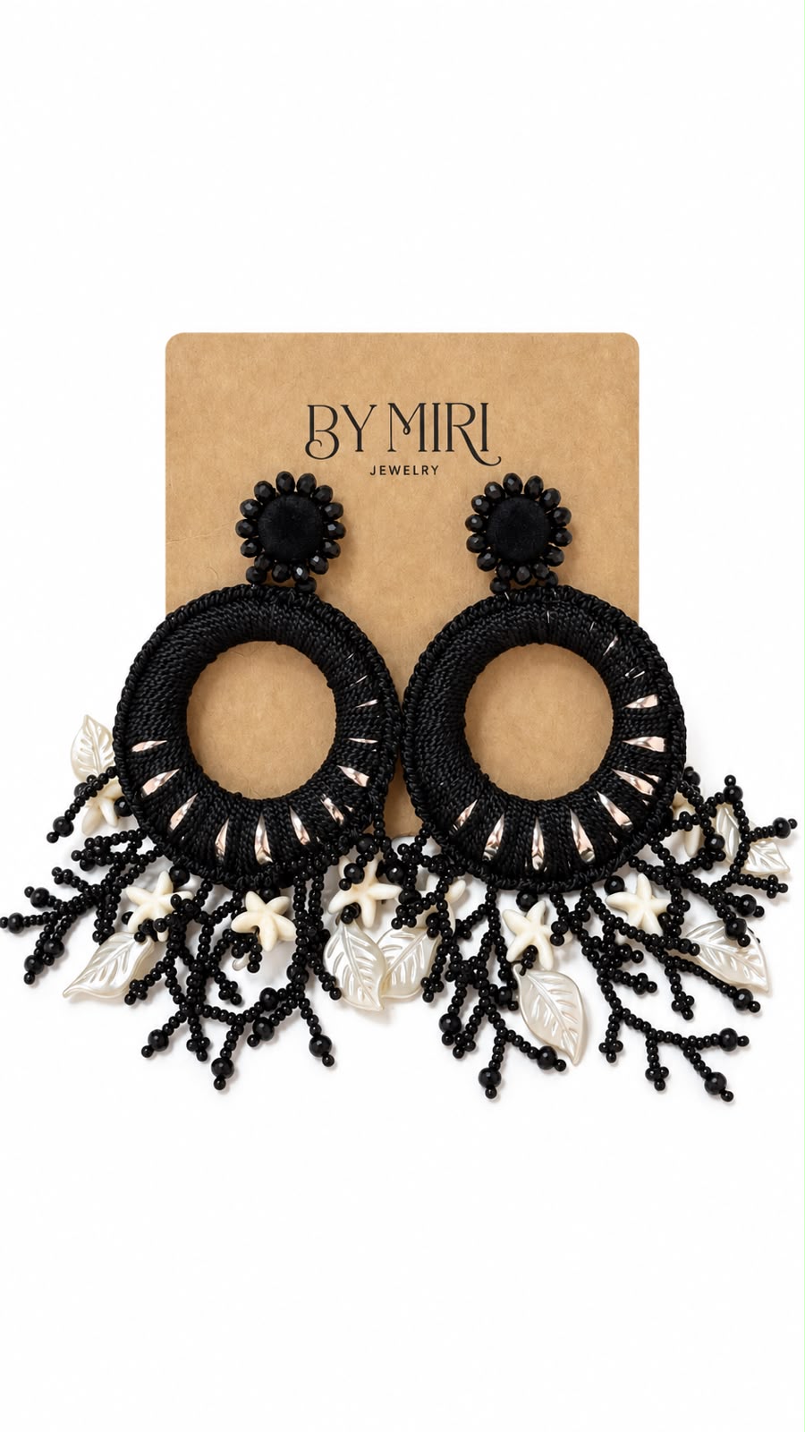 Aretes Jardín Noir - Aretes artesanales negros con aros tejidos, cristales facetados y flecos con flores y hojas nacaradas