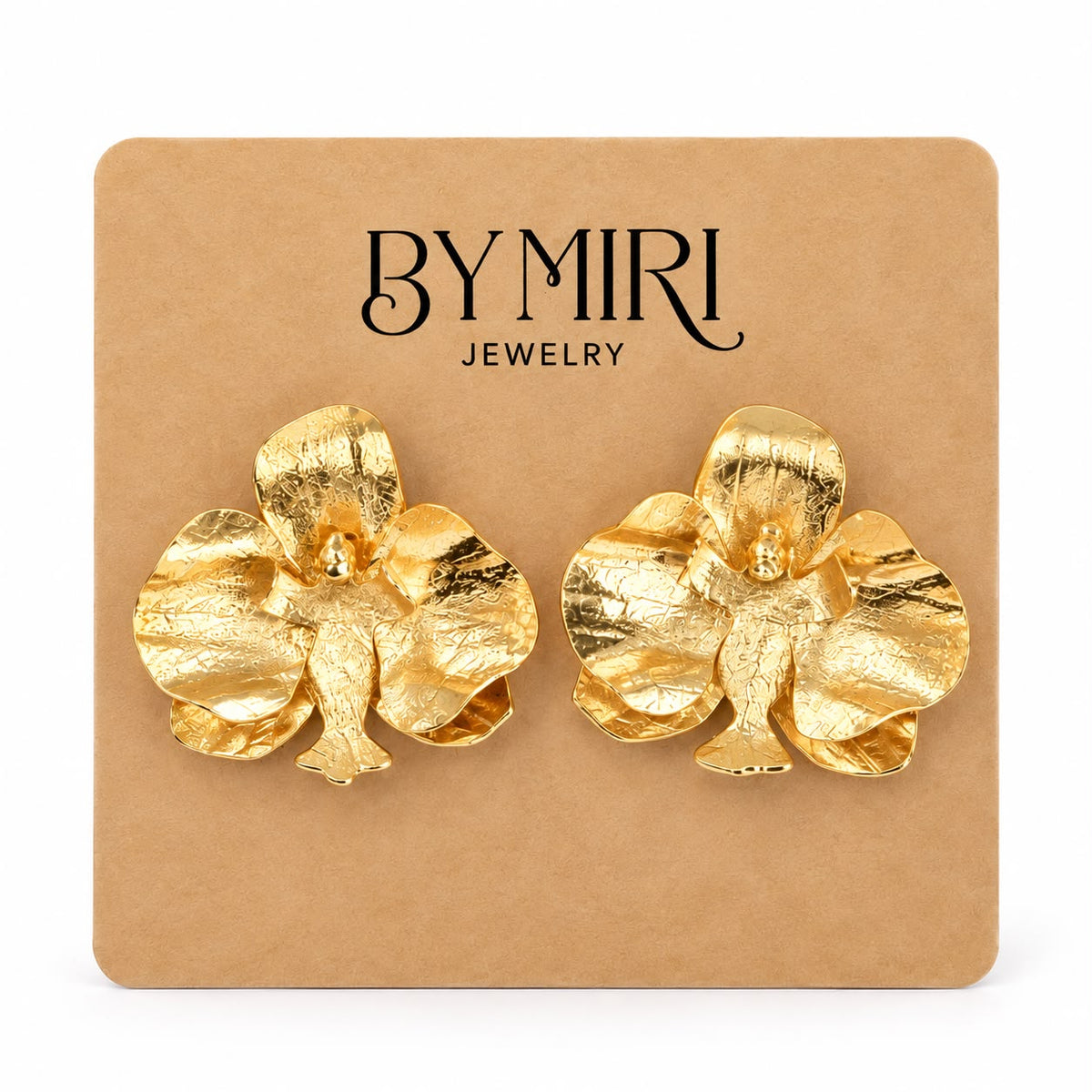 Aretes Orquídea Dorada con acabado dorado y textura orgánica