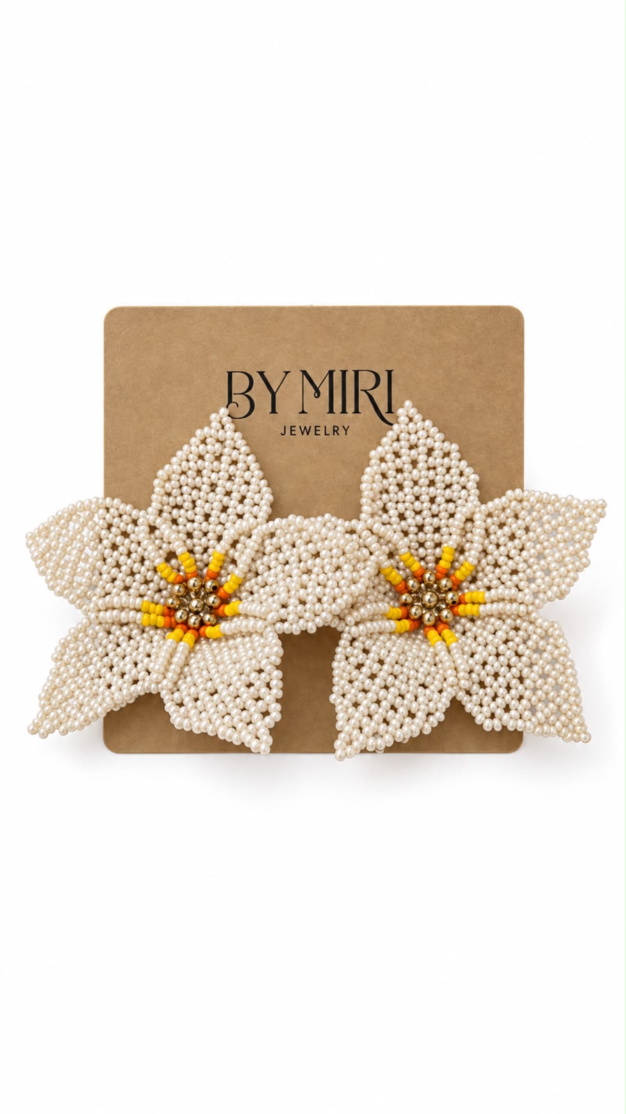 Aretes Orquídea Marfil - Aretes artesanales tejidos a mano en forma de orquídea con cuentas marfil y detalles dorados y naranjas