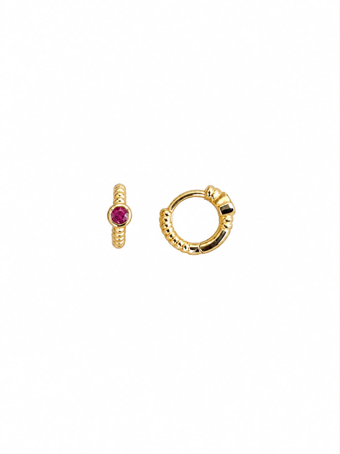 Argollas Fucsia Doradas - Argollas doradas texturizadas con piedra central fucsia, 10 mm