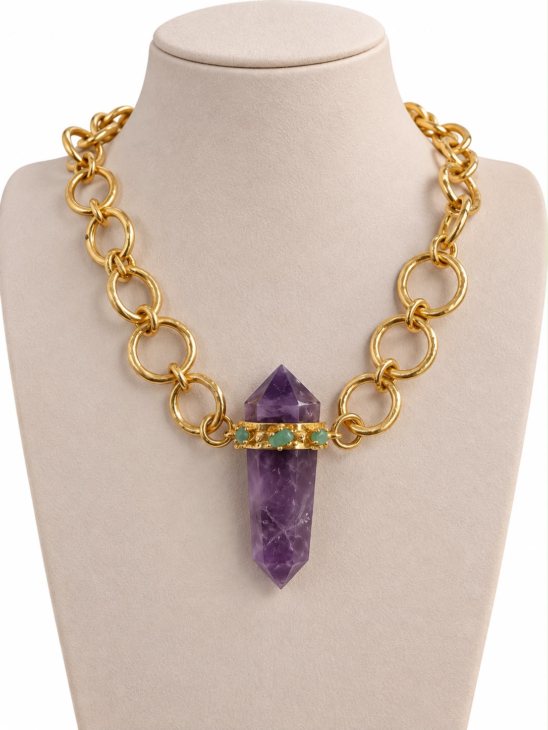 Collar Amatista Imperial - Collar dorado con eslabones circulares y gran dije de amatista en punta con detalles verdes