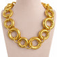 Collar Aros Dorados - Collar statement dorado con grandes aros texturizados entrelazados con eslabones lisos