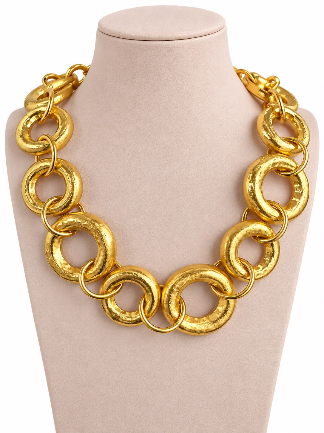 Collar Aros Dorados - Collar statement dorado con grandes aros texturizados entrelazados con eslabones lisos