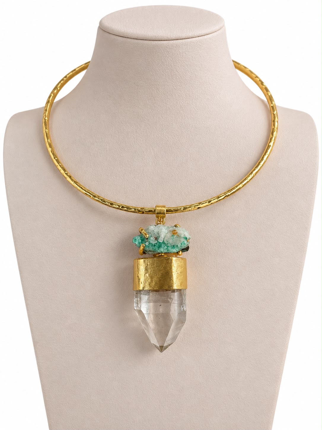 Collar Crystal Aura - Collar dorado con aro rígido texturizado y dije de cuarzo cristal en punta con drusa verde agua