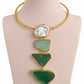 Collar Esencia Verde - Collar rígido dorado con dije de piedras naturales verdes en degradado y perla