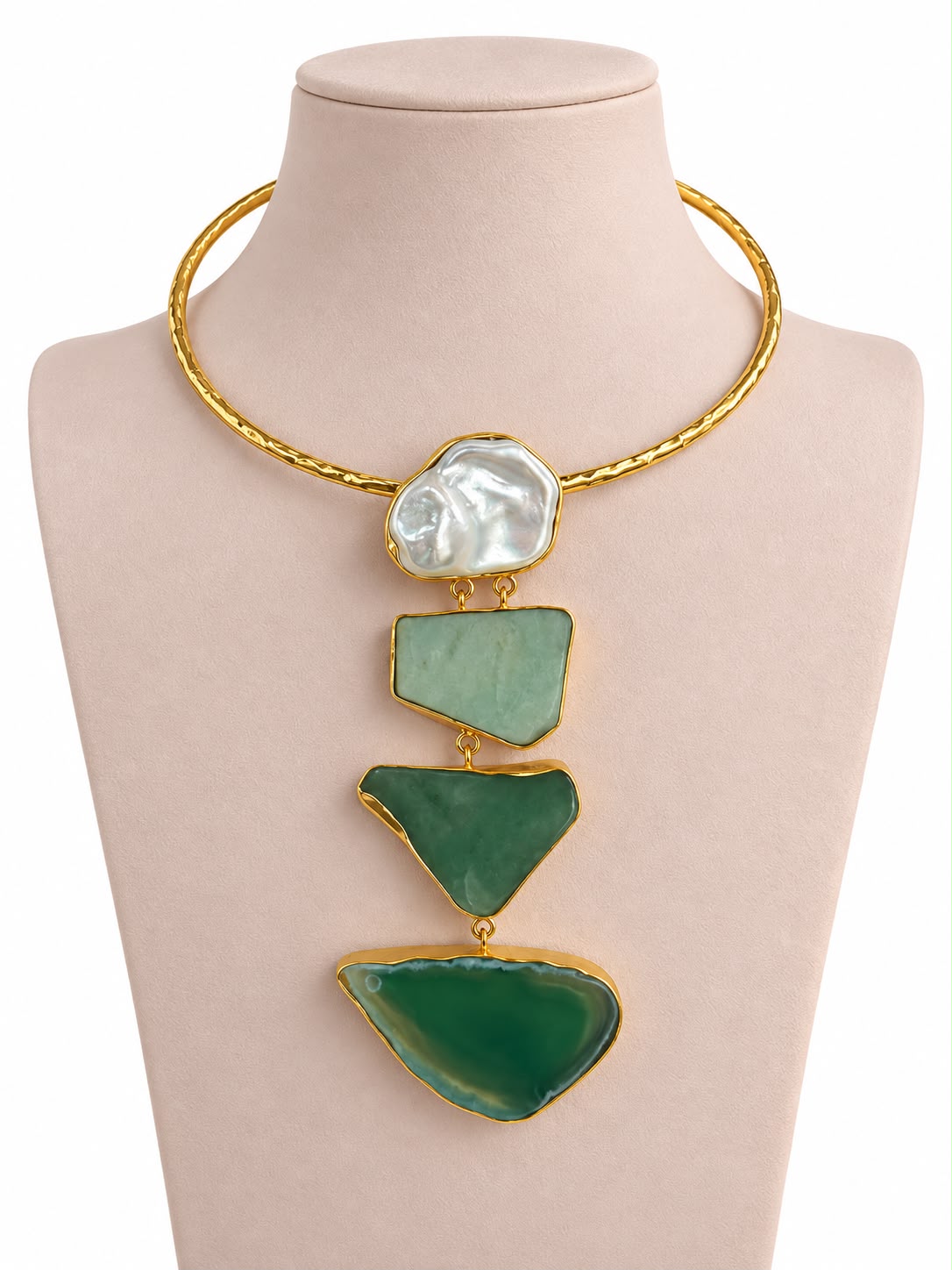 Collar Esencia Verde - Collar rígido dorado con dije de piedras naturales verdes en degradado y perla