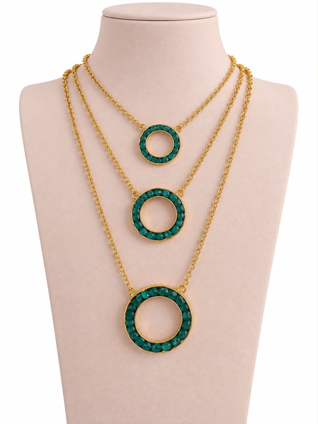 Collar Esmeralda Círculos - Collar dorado con tres círculos de piedras verdes en diferentes tamaños
