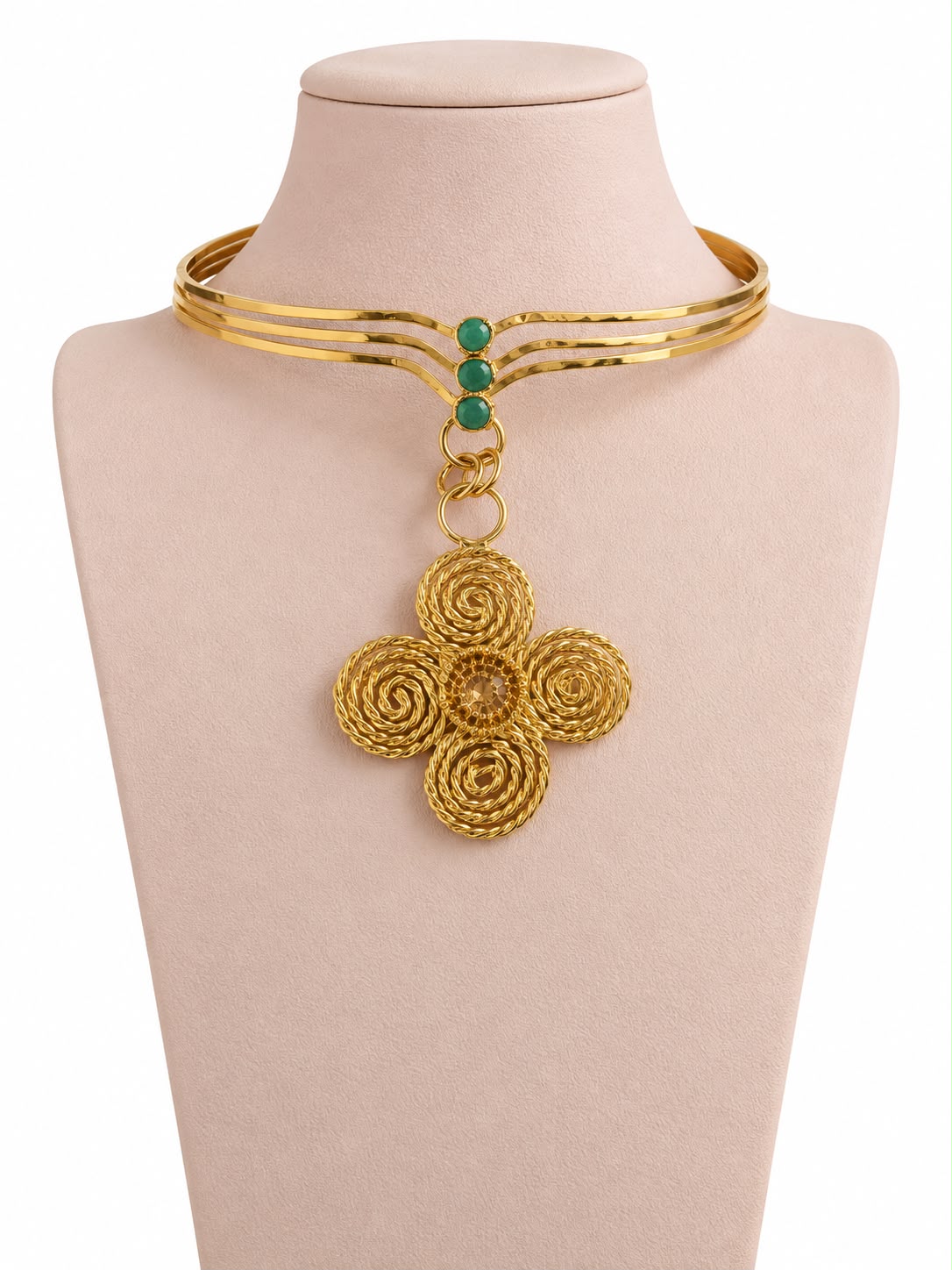 Collar Flor Esmeralda - Choker dorado con piedras verdes y dije de flor de cuatro pétalos