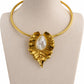 Collar Nácar Dorado - Collar dorado con aro rígido y dije tipo hoja orgánica con madre perla nacarada al centro