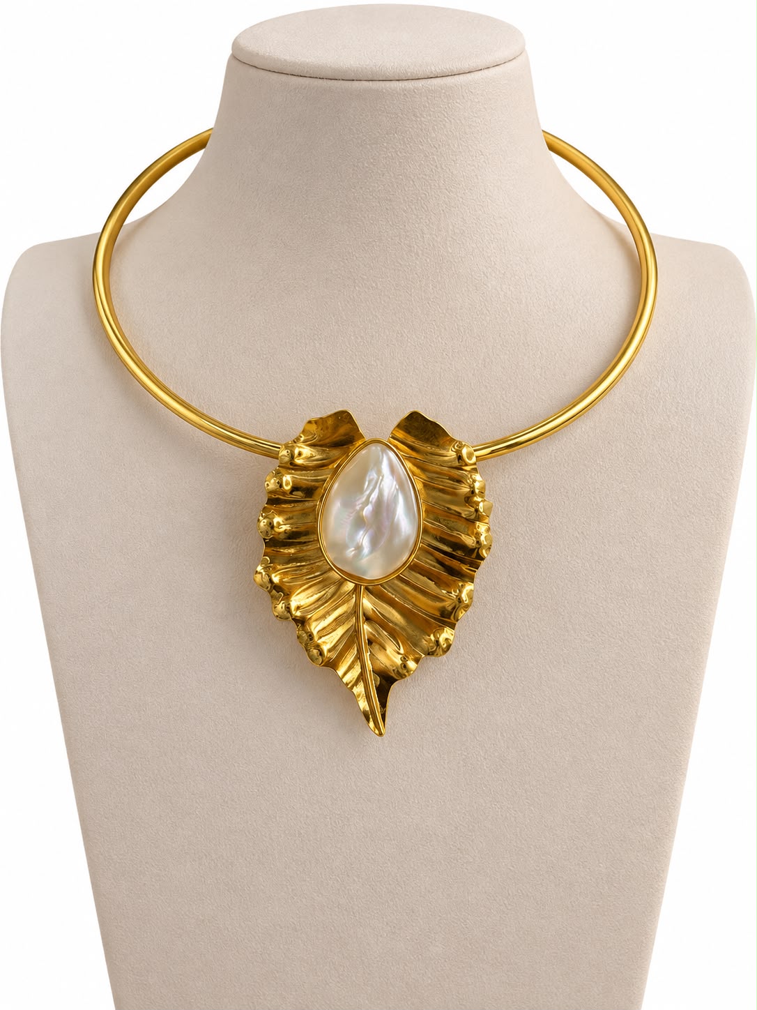 Collar Nácar Dorado - Collar dorado con aro rígido y dije tipo hoja orgánica con madre perla nacarada al centro