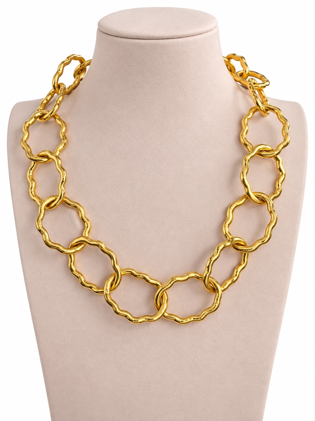 Collar Órbita Dorada - Collar statement dorado con grandes eslabones circulares orgánicos texturizados
