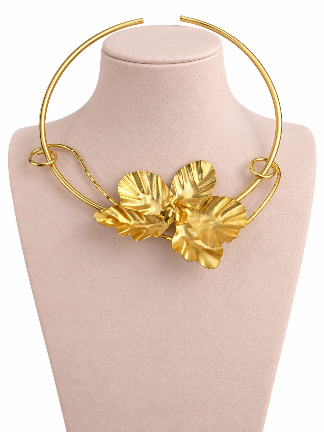 Collar Orquídea Dorada - Choker rígido dorado con gran orquídea en relieve escultórica