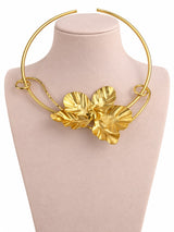 Collar Orquídea Dorada - Choker rígido dorado con gran orquídea en relieve escultórica