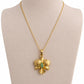 Collar Orquídea Jade - Collar dorado con dije de orquídea texturizada y detalle de piedra verde al centro