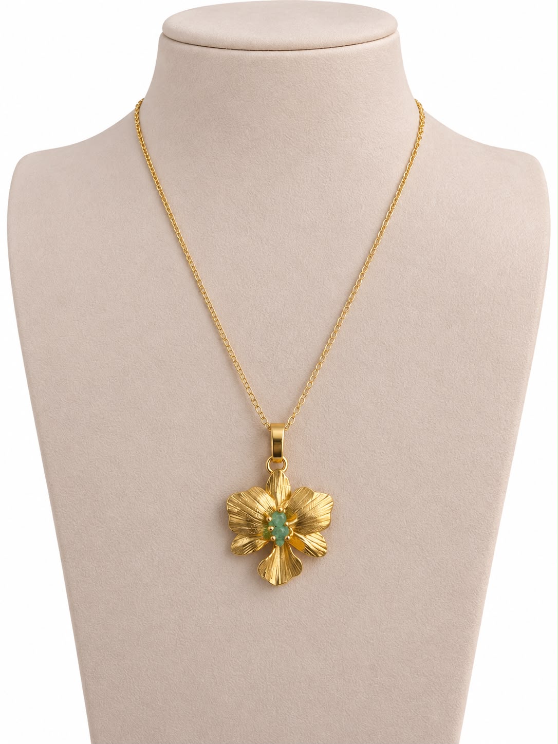 Collar Orquídea Jade - Collar dorado con dije de orquídea texturizada y detalle de piedra verde al centro