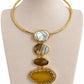 Collar Tierra Dorada - Collar rígido dorado con caída de piedras naturales en tonos tierra y madre perla superior