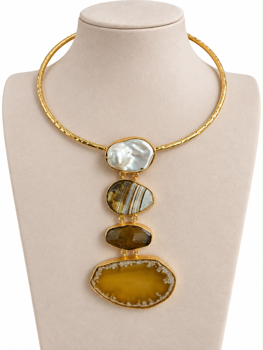 Collar Tierra Dorada - Collar rígido dorado con caída de piedras naturales en tonos tierra y madre perla superior
