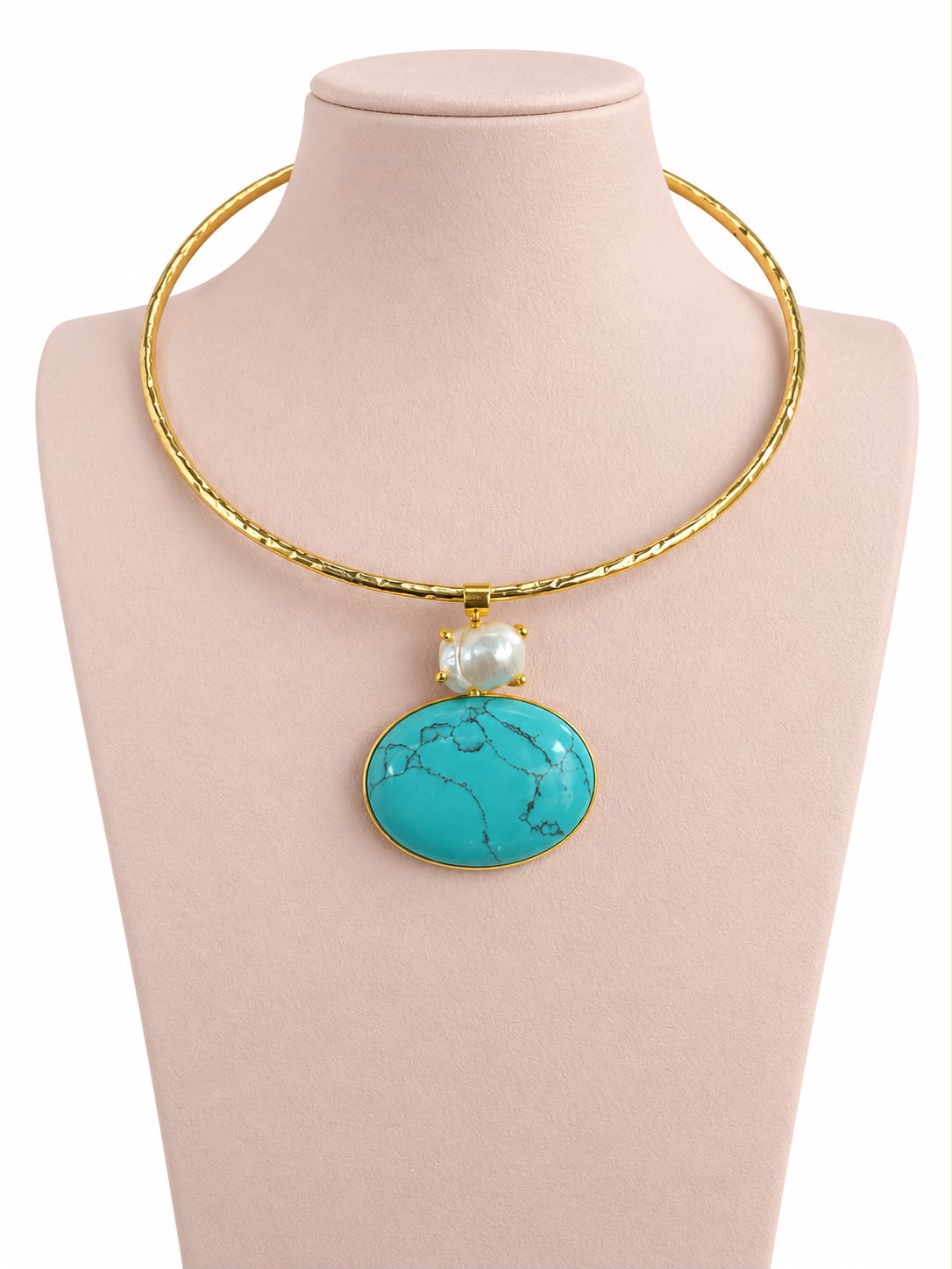 Collar Turquesa y Perla - Collar rígido dorado con gran piedra turquesa ovalada y detalle de perla