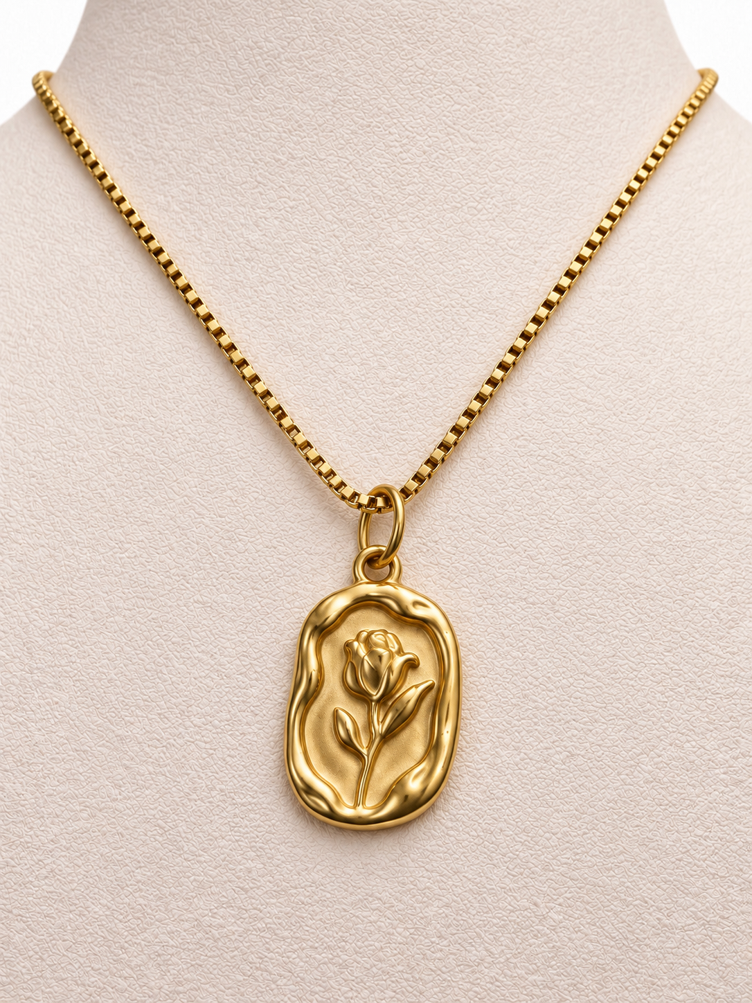 Collar Rosa en relieve