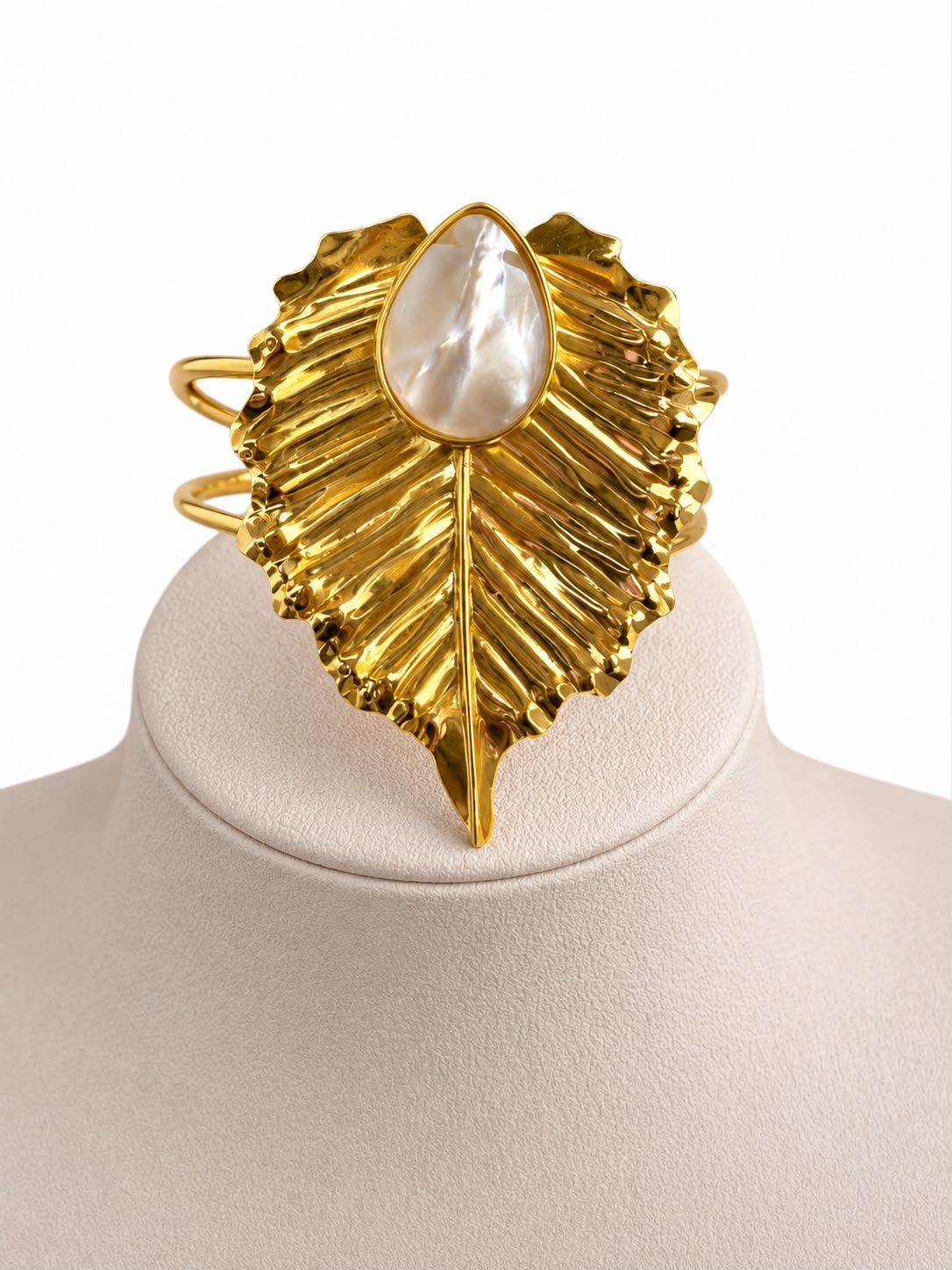 Pulsera Hoja Nácar - Pulsera statement dorada con gran hoja texturizada y madre perla en forma de gota al centro